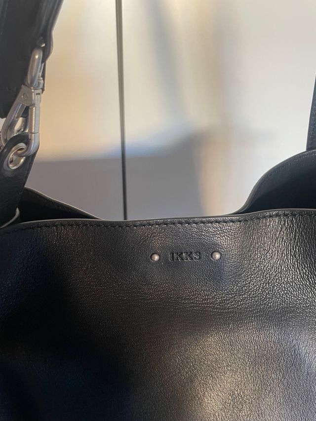 Bolso de piel negro, marca IKKS