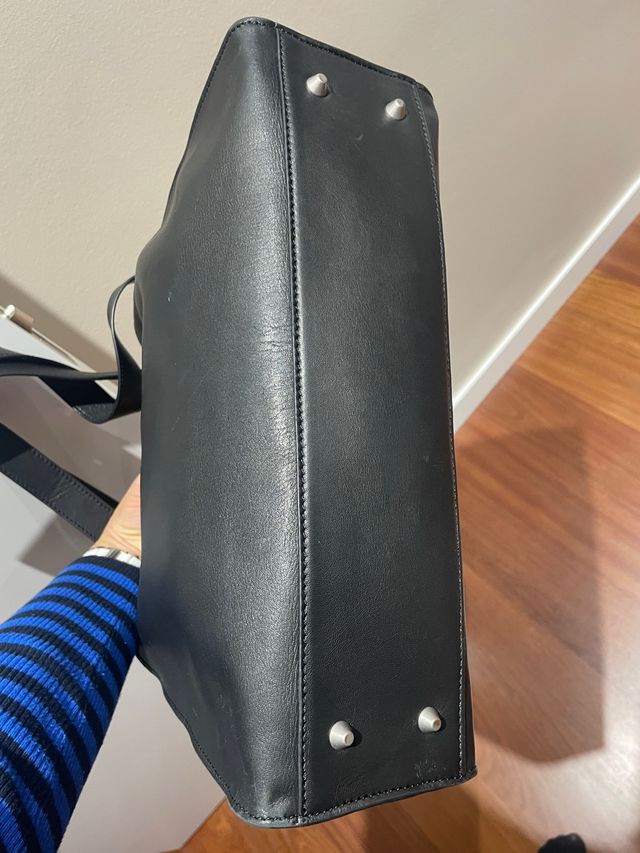 Bolso de piel negro, marca IKKS