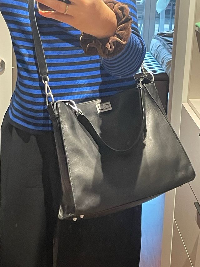 Bolso de piel negro, marca IKKS