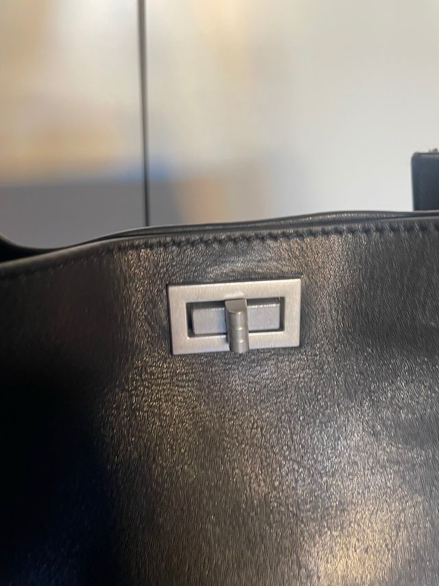 Bolso de piel negro, marca IKKS