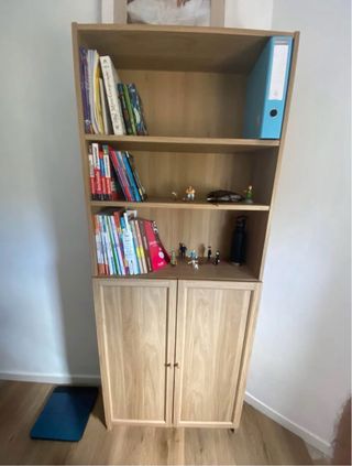 Estantería y vitrina de madera y cristal