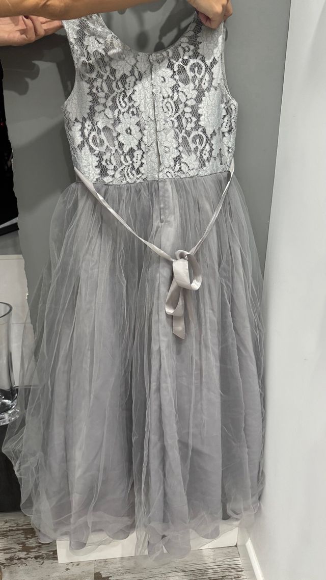 Vestido de encaje y tul gris para niña