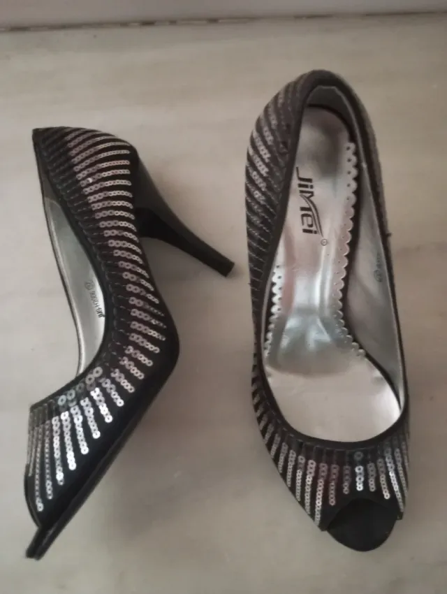 Zapatos de tacón Jimei negros y plateados