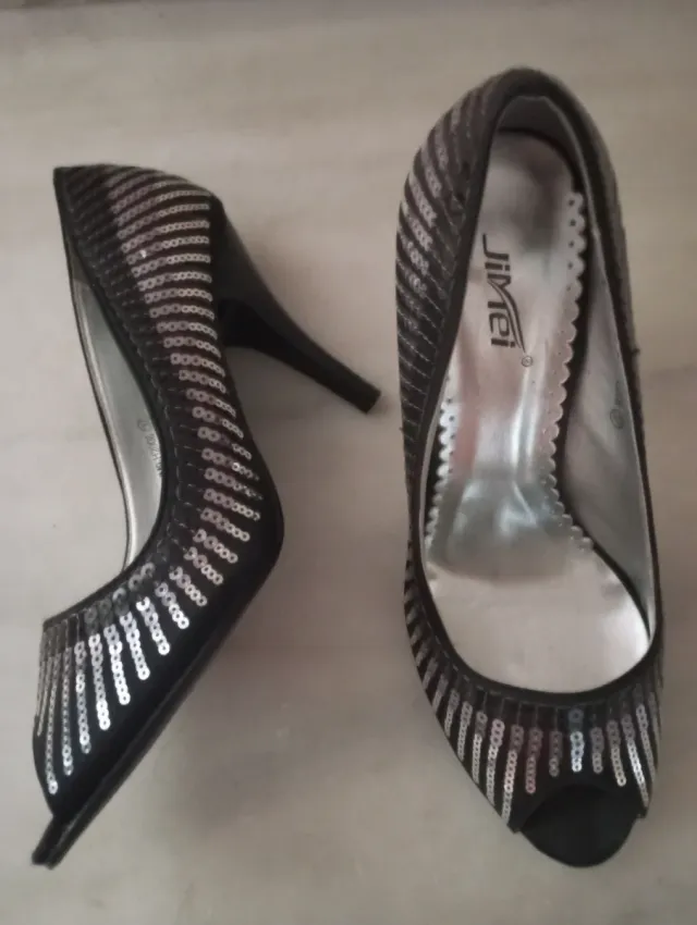 Zapatos de tacón Jimei negros y plateados