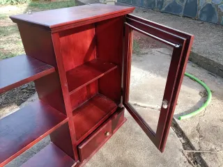 2 vitrinas de madera, puerta de cristal y cajón.