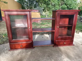 2 vitrinas de madera, puerta de cristal y cajón.