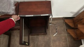 2 vitrinas de madera, puerta de cristal y cajón.
