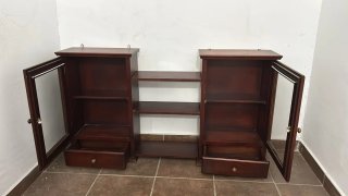 2 vitrinas de madera, puerta de cristal y cajón.