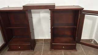 2 vitrinas de madera, puerta de cristal y cajón.