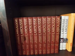 Libros y enciclopedia.