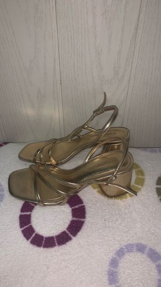 Tacones dorados sandalias