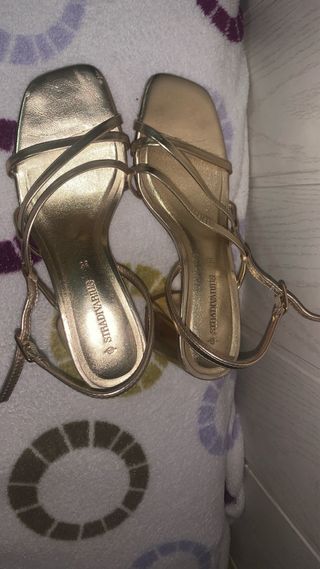 Tacones dorados sandalias