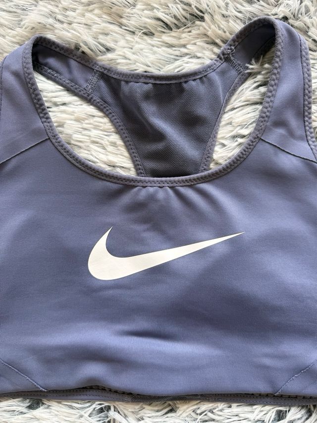 Top deportivo Nike morado