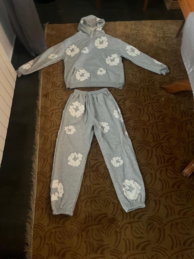 Conjunto chándal gris con flores blancas