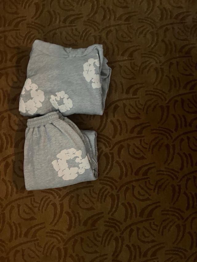 Conjunto chándal gris con flores blancas