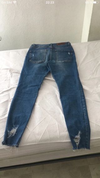 Pantalón vaquero desgastado azul