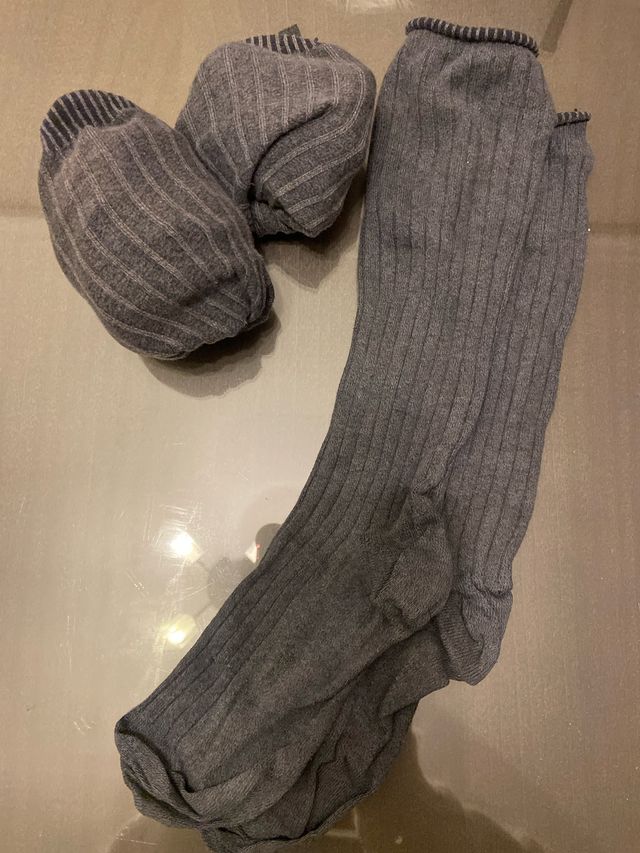 Calcetines largos grises de uniforme