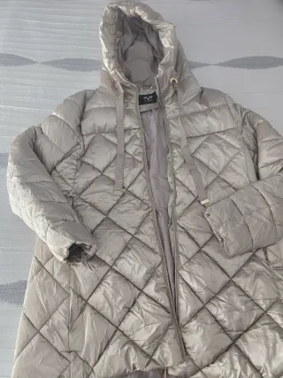 Plumífero champagne con capucha