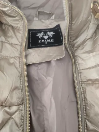 Plumífero champagne con capucha