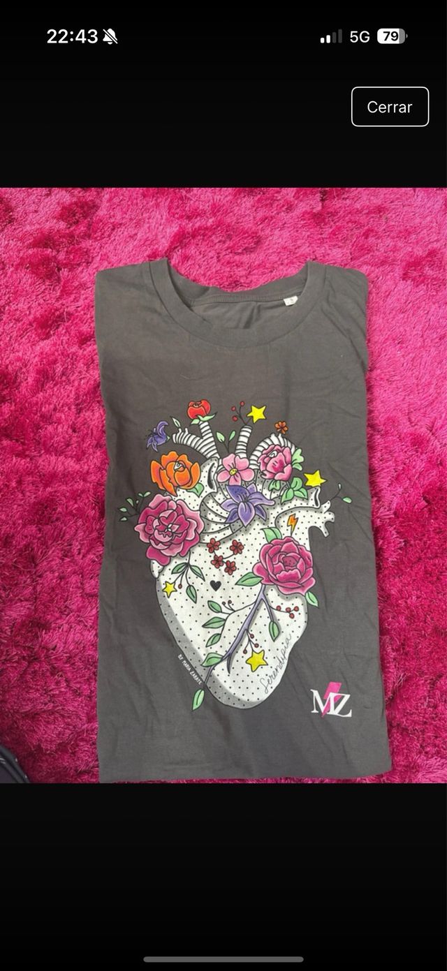Camiseta gris con estampado de corazón floral
