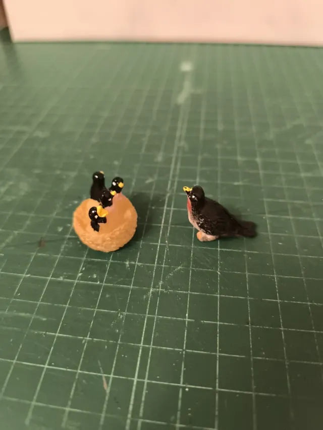 Nido con uccelli e mamma per casa delle bambole