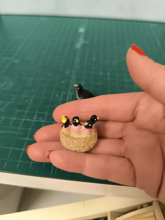 Nido con uccelli e mamma per casa delle bambole