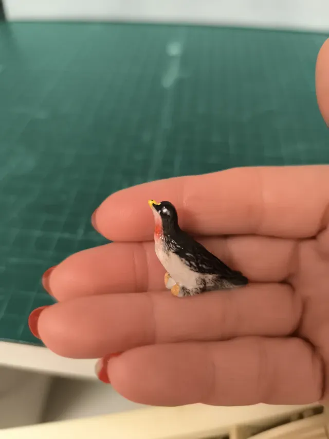 Nido con uccelli e mamma per casa delle bambole