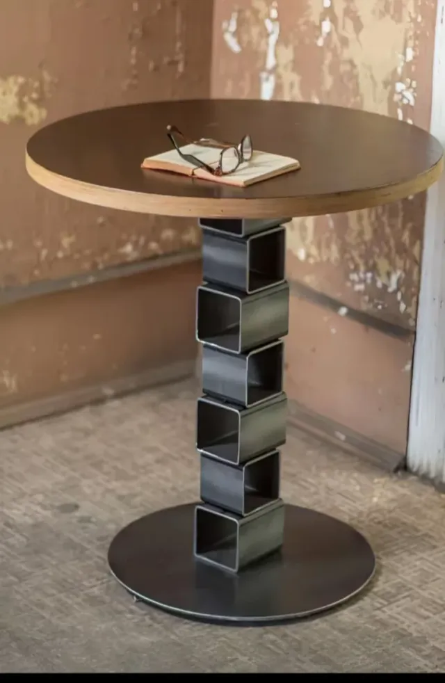 Mesa redonda moderna con base metálica