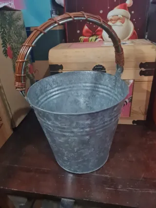 Cubo metálico con asa de mimbre