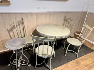 Mesa de forja con sus  4 Sillas y mesita de Jardín