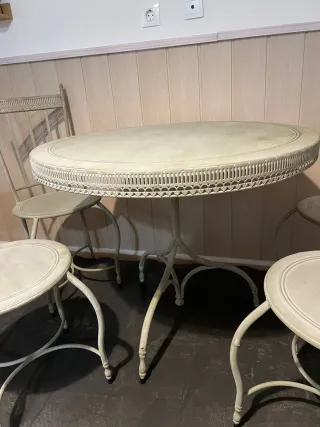 Mesa de forja con sus  4 Sillas y mesita de Jardín