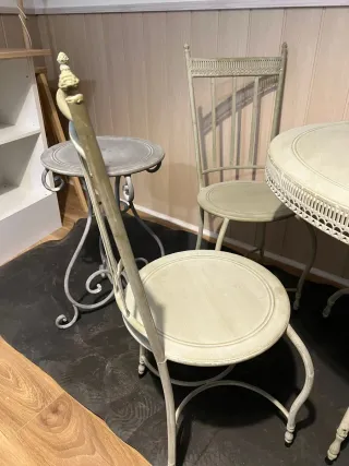 Mesa de forja con sus  4 Sillas y mesita de Jardín