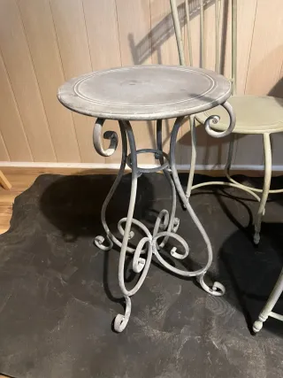 Mesa de forja con sus  4 Sillas y mesita de Jardín