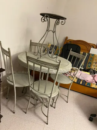 Mesa de forja con sus  4 Sillas y mesita de Jardín