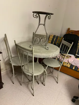 Mesa de forja con sus  4 Sillas y mesita de Jardín