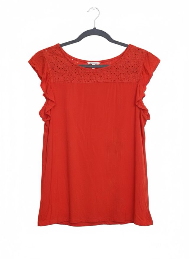 Blusa roja con volantes y bordado