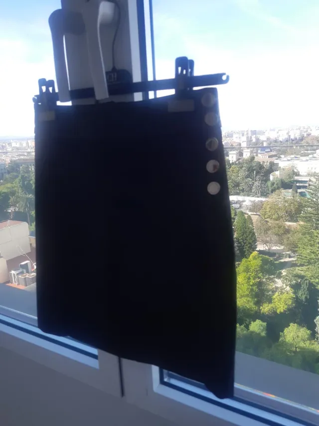 Falda Morgan negra botones dorados. Talla 38