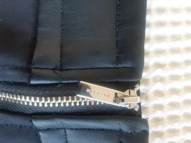 Falda Morgan negra botones dorados. Talla 38