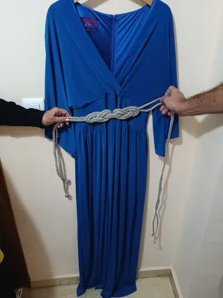 Vestido largo azul con cinturón de cuerda