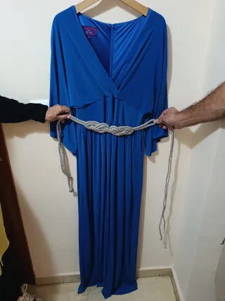 Vestido largo azul con cinturón de cuerda