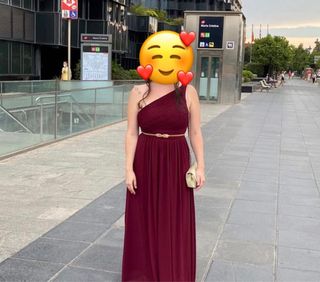 Vestido largo de color vino con un solo tirante