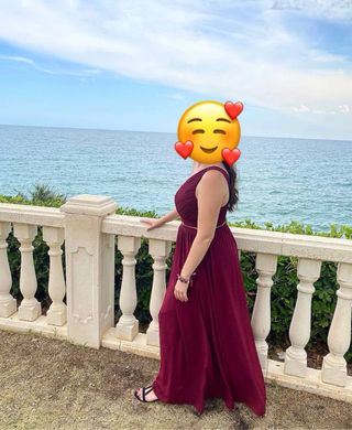 Vestido largo de color vino con un solo tirante