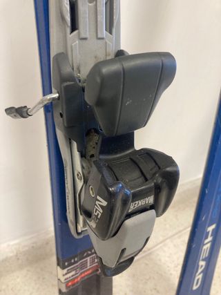 Esquís Head Cyber X4 con fijaciones Marker.