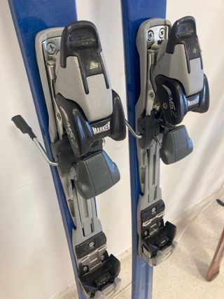 Esquís Head Cyber X4 con fijaciones Marker.