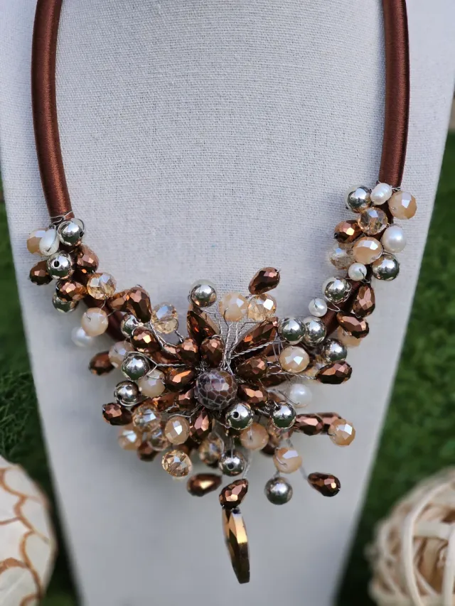 Collar de cristales marrón y dorado