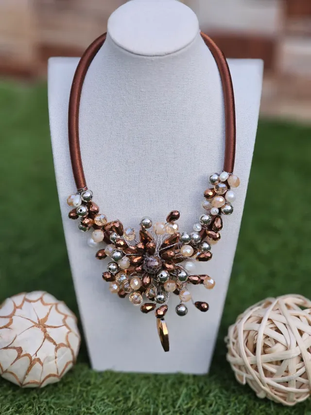 Collar de cristales marrón y dorado