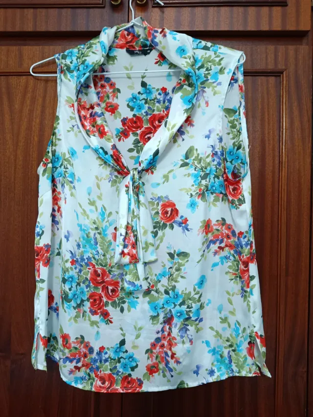 Blusa estampada sin mangas. Yera