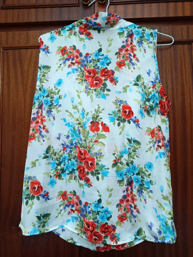 Blusa estampada sin mangas. Yera