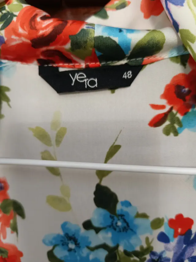 Blusa estampada sin mangas. Yera