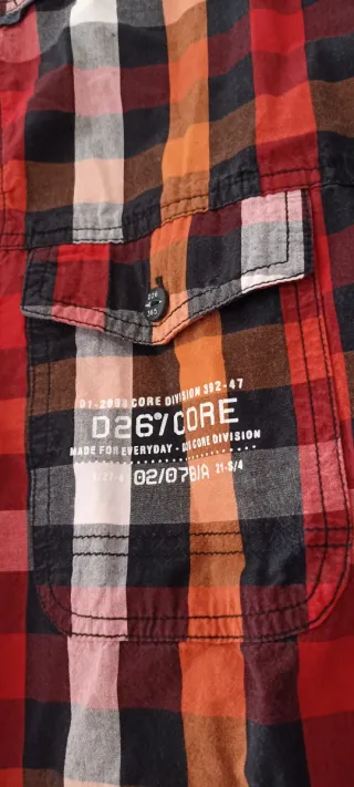 Camisa manga corta a cuadros naranja y roja.